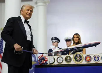 তরবারি দিয়ে কেক কাটছেন ডোনাল্ড ট্রাম্প