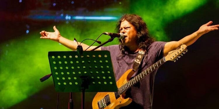 ডালাসের মঞ্চ মাতাতে যাচ্ছে জেমস।