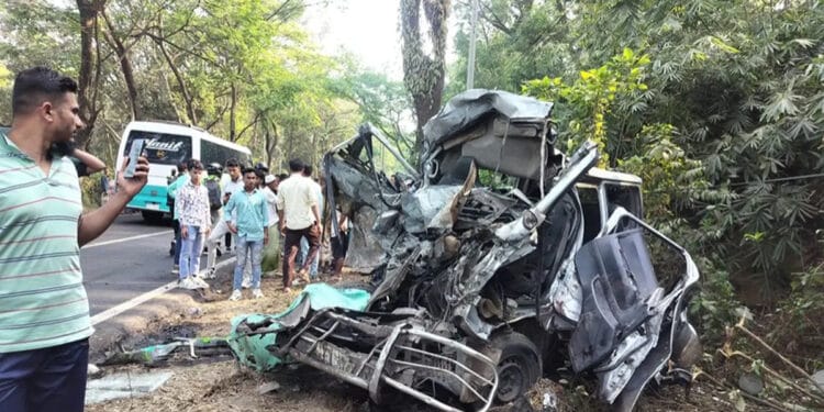 চট্টগ্রামের লোহাগাড়ায় বাস-মাইক্রোবাস সংঘর্ষে নিহত ৭