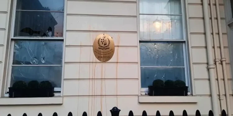 লন্ডনে পাকিস্তান দূতাবাসে ভারতীয়দের হামলা