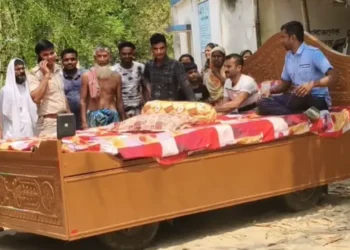 ভাইরাল সেই ‘চলমান-খাট’ নিয়ে গেছে পুলিশ