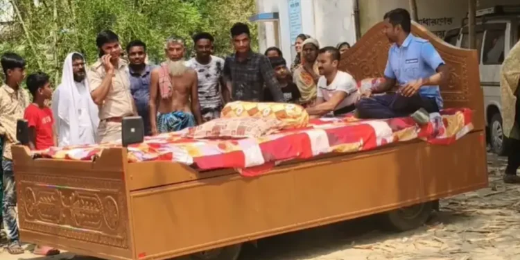 ভাইরাল সেই ‘চলমান-খাট’ নিয়ে গেছে পুলিশ