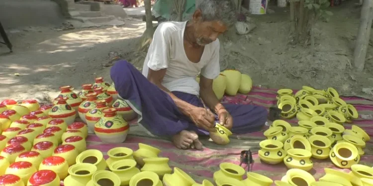 বৈশাখী মেলাকে ঘিরে ব্যস্ত সময় পার করছেন মৃৎশিল্পীরা