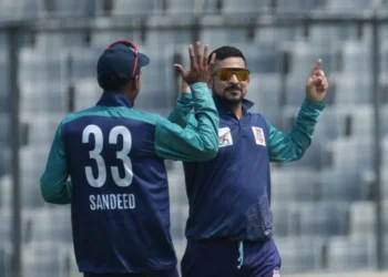 দীর্ঘ সময় পর ক্রিকেটে ফিরে নিজেকে ‘আনলাকি’ বললেন নাসির