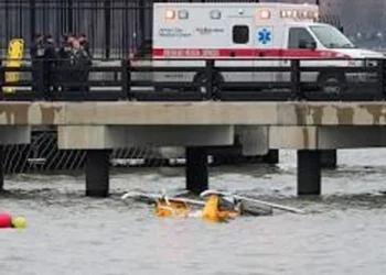 নিউইয়র্কের হাডসন নদীতে হেলিকপ্টার বিধ্বস্ত