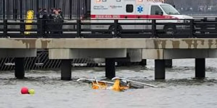 নিউইয়র্কের হাডসন নদীতে হেলিকপ্টার বিধ্বস্ত