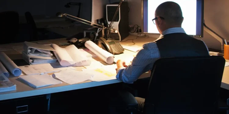 রাত জেগে কাজ করলে মেধা প্রখর হয় : গবেষণা