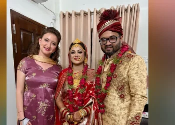 বাঙালি বিয়ে খেতে পাবনায় রুশ তরুণী