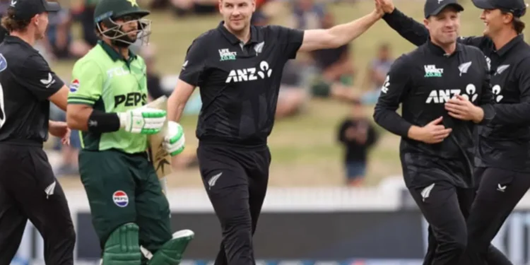 দাপুটে জয়ে পাকিস্তানকে হারিয়ে সিরিজ নিশ্চিত কিউইদের