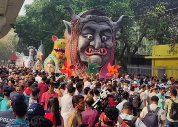 জাঁকজমকপূর্ণভাবে আনন্দ শোভাযাত্রা শুরু