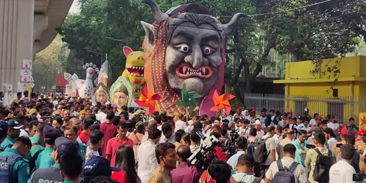 জাঁকজমকপূর্ণভাবে আনন্দ শোভাযাত্রা শুরু