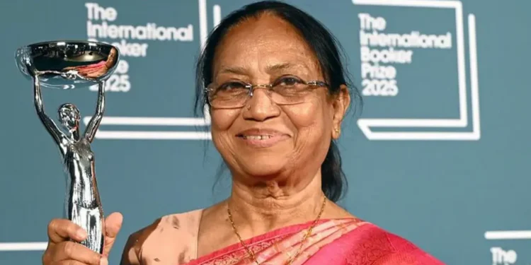 ইতিহাস গড়লেন ভারতীয় লেখিকা বানু মুশতাক, জিতলেন বুকার পুরস্কার
