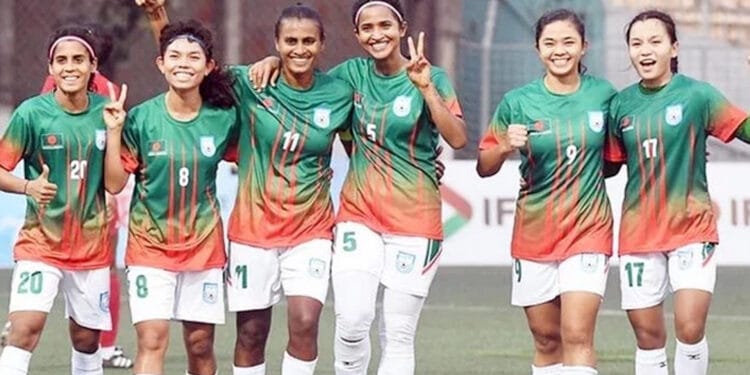 বিদ্রোহী ১৮ নারী ফুটবলারের সঙ্গে চুক্তি সম্পন্ন করলো বাফুফে