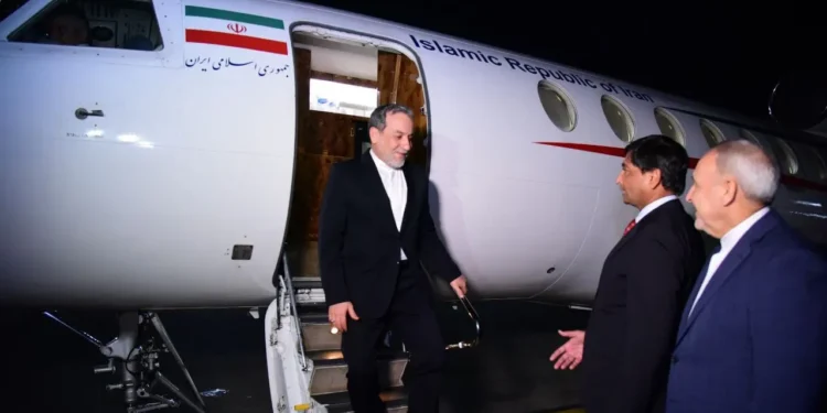 উত্তপ্ত পরিস্থিতিতে পাকিস্তানে ইরানের পররাষ্ট্রমন্ত্রী