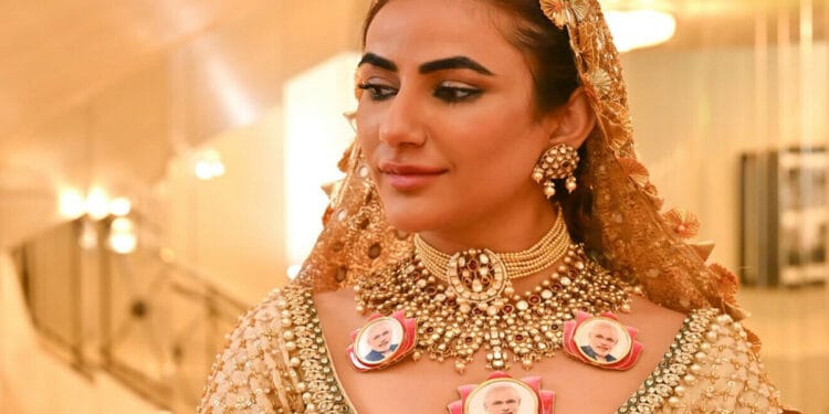 লকেটে মোদির ছবি লাগিয়ে কান ফিল্ম ফেস্টিভ্যালে ভারতীয় মডেল