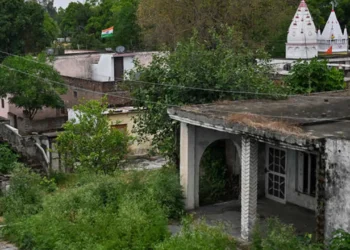 গ্রাম ছেড়ে পালাচ্ছেন ভারতীয়রা