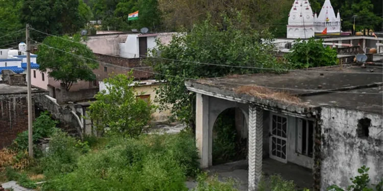 গ্রাম ছেড়ে পালাচ্ছেন ভারতীয়রা