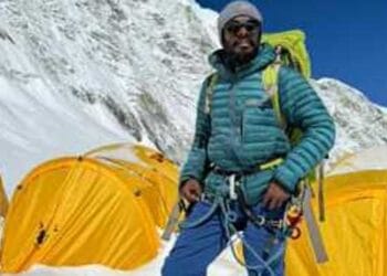 বিশ্বরেকর্ড গড়ে এভারেস্ট জয় বাংলাদেশী শাকিলের