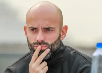 ক্যাবরেরার পদত্যাগ দাবি করলেন বাফুফে সদস্য