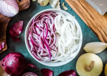 কাঁচা পেঁয়াজ খাওয়া শরীরে জন্য উপকারী নাকি ক্ষতিকর