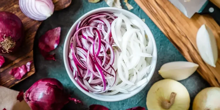 কাঁচা পেঁয়াজ খাওয়া শরীরে জন্য উপকারী নাকি ক্ষতিকর