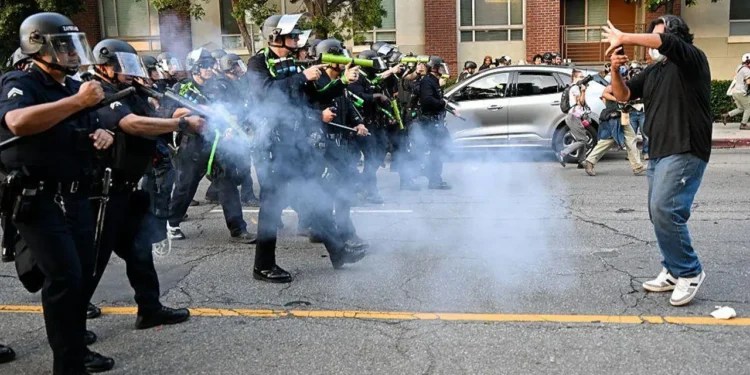 যুক্তরাষ্ট্রের লস অ্যাঞ্জেলেসে কারফিউ জারি
