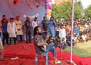 জেলবন্দি নোবেল কয়েদিদের মাতালেন ঈদ উৎসবে, গাইলেন ‘জেল থেকে বলছি’