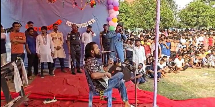 জেলবন্দি নোবেল কয়েদিদের মাতালেন ঈদ উৎসবে, গাইলেন ‘জেল থেকে বলছি’