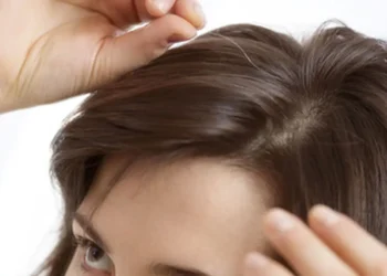 অপ্রাপ্ত বয়সে চুলে পাক ধরলে করণীয়