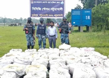 যাত্রীবাহী বাস থেকে বিপুল পরিমাণ জাটকা জব্দ, দুঃস্থদের মাঝে বিতরণ