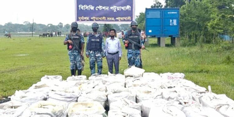 যাত্রীবাহী বাস থেকে বিপুল পরিমাণ জাটকা জব্দ, দুঃস্থদের মাঝে বিতরণ