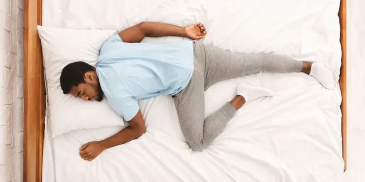 উপুড় হয়ে ঘুমানোর ফলে শরীরে কী হয়
