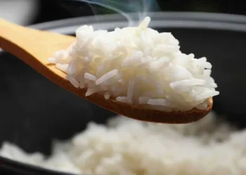 রাতে ভাত খাওয়া কি আসলেই ক্ষতিকর, কী বলছেন পুষ্টিবিদ