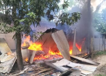 পাবনায় মসজিদের বারান্দা নির্মাণ নিয়ে সংঘর্ষে আহত একজনের মৃত্যু, ১৫টি বাড়িতে আগুন।