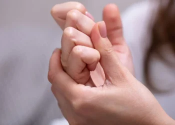 আঙুল ফোটানো কি সত্যিই ক্ষতিকর? কী বলছে চিকিৎসাবিজ্ঞান