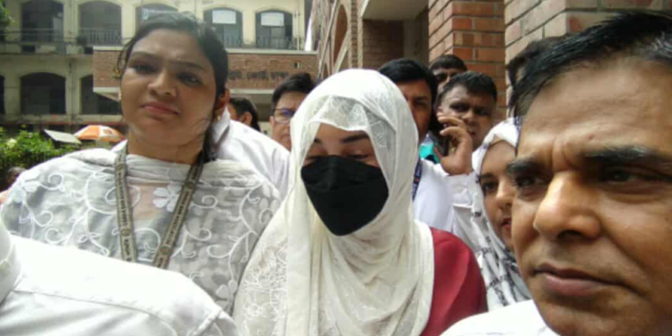 বোরকা হিজাব পরে মাস্কে মুখ ঢেকে আদালতে অপু বিশ্বাস