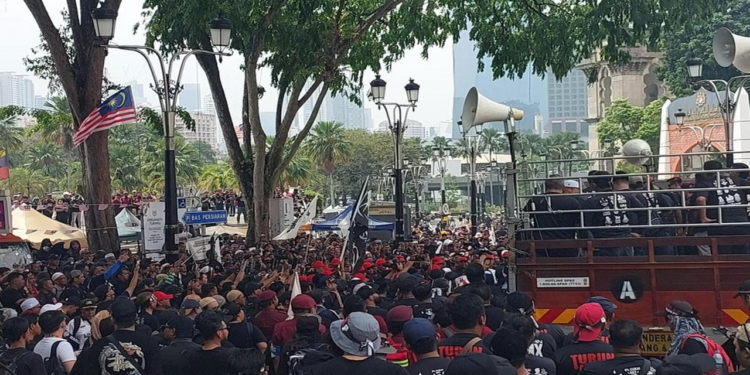 এশিয়ার আরেক দেশে প্রধানমন্ত্রীর পদত্যাগের দাবিতে বিক্ষোভ শুরু