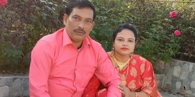 বিয়ের ৩১ বছর পর দাখিল পাস করলেন সাংবাদিক দম্পতি