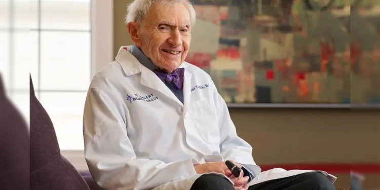 দীর্ঘ জীবন ও তারুণ্যের রহস্য জানালেন ১০২ বছর বয়সী চিকিৎসক