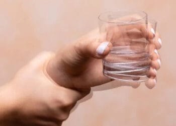 হাত কাঁপার কারণ কী