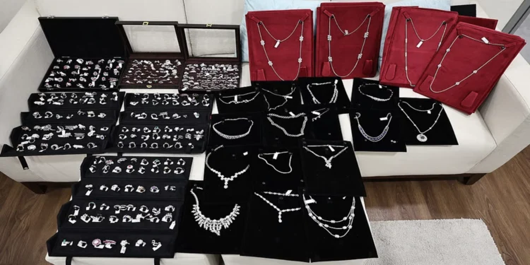 ভুলে ৩ কোটি টাকার হীরাভর্তি ব্যাগ নিয়ে এলেন বাংলাদেশি