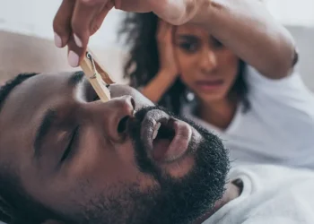 নাক ডাকার সমস্যায় ভুগছেন? জেনে নিন সমাধান