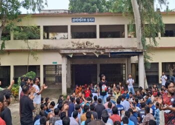 ৮ দফা দাবিতে পাবনা টেক্সটাইল ইঞ্জিনিয়ারিং কলেজে তালা ঝুলিয়ে অবস্থান ধর্মঘটে শিক্ষার্থীরা