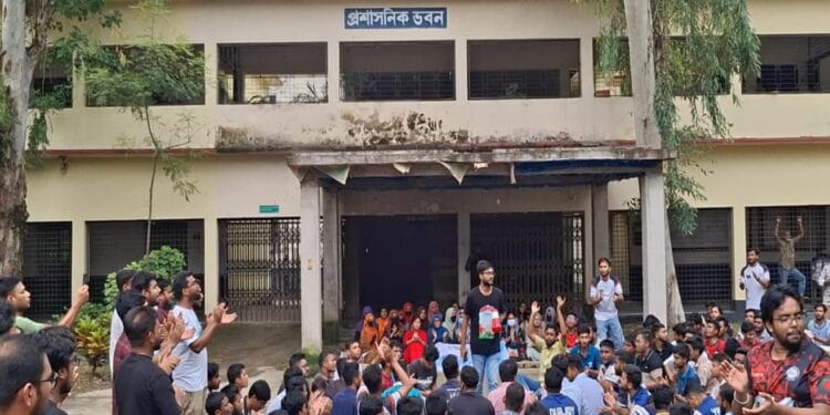 ৮ দফা দাবিতে পাবনা টেক্সটাইল ইঞ্জিনিয়ারিং কলেজে তালা ঝুলিয়ে অবস্থান ধর্মঘটে শিক্ষার্থীরা