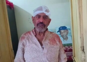 পাবনায় প্রকাশ্য দিবালোকে নিজ বাড়িতে প্রবীণ অধ্যাপককে কোপালো দুর্বৃত্তরা