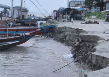 পদ্মার ভাঙনে হুমকির মুখে পাবনার নাজিরগঞ্জ ফেরিঘাট! আতঙ্কে নদীপাড়ের মানুষ