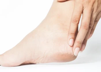 গরমেও পা ফাটছে, কোনো খারাপ লক্ষণ নয় তো?