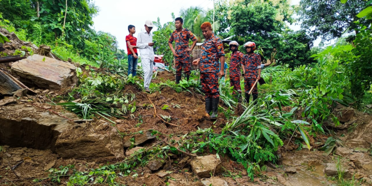 পাহাড়ধসে সাজেকে আটকা ৪ শতাধিক পর্যটক