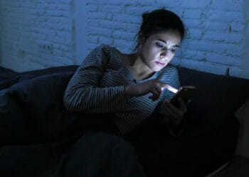 রাত জেগে মারাত্মক যেসব ক্ষতি করছেন