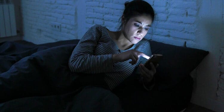 রাত জেগে মারাত্মক যেসব ক্ষতি করছেন